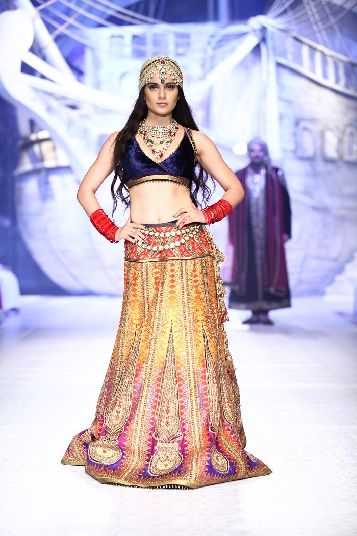 seen-at-india-bridal-fashion-week-delhi-2013-kangana-ranaut-as-the-showstopper-jj-valayas-opening-show-maharaja-of-madrid