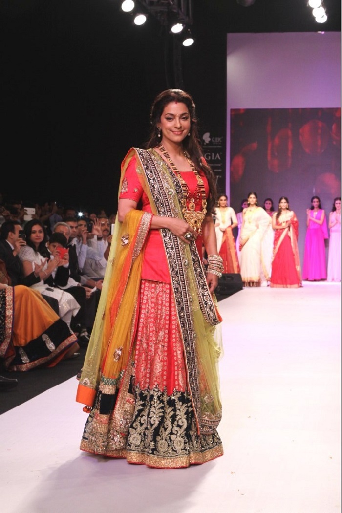 hw2poant8bvy5a9s.D.0.Juhi-Chawla-walking-the-ramp-as-showstopper-for-Shringar-s-Mangalsutra-collection-at-IIJW-2013--4-