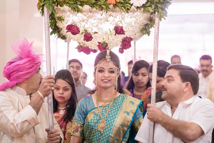 Marathi bride turquoise sari Marathi wedding photography by Crimson wedding photography Pune