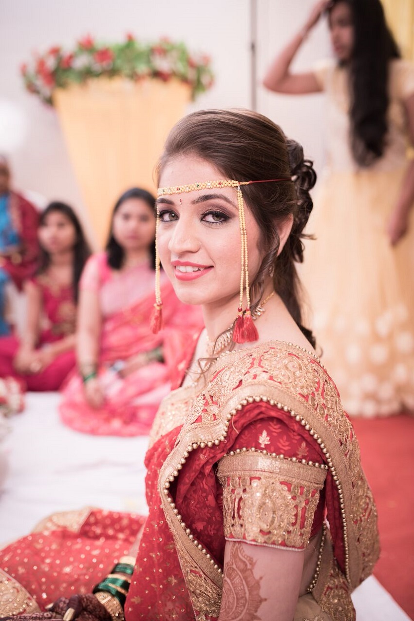 beautiful red Sari for Marathi bride Marathi wedding photography by Crimson wedding photography Pune
