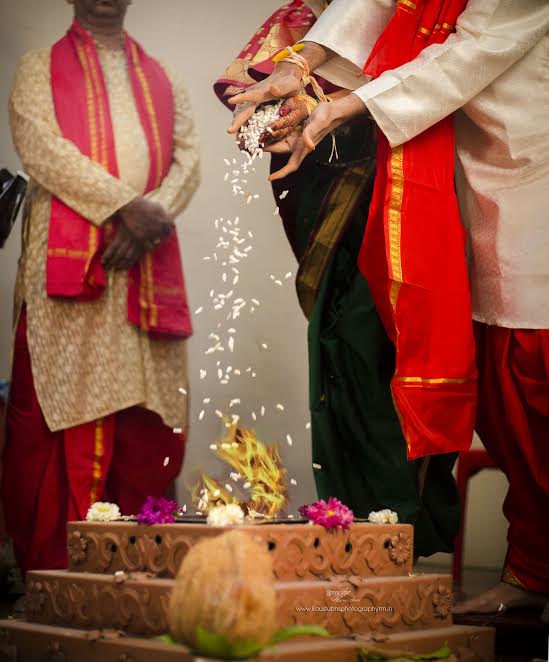 rituals in Simple Puneri wedding by Kaustubh's Photography