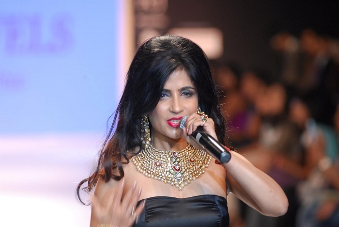 Singer Shibani Kashyap performs at-the-Aks-Jewels-Show-at-IIJW-2014-in-Mumbai