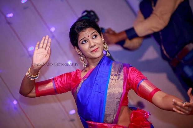 Indian wedding entertainment Bengali bridal makeup by Sadanand Photography Bangalore