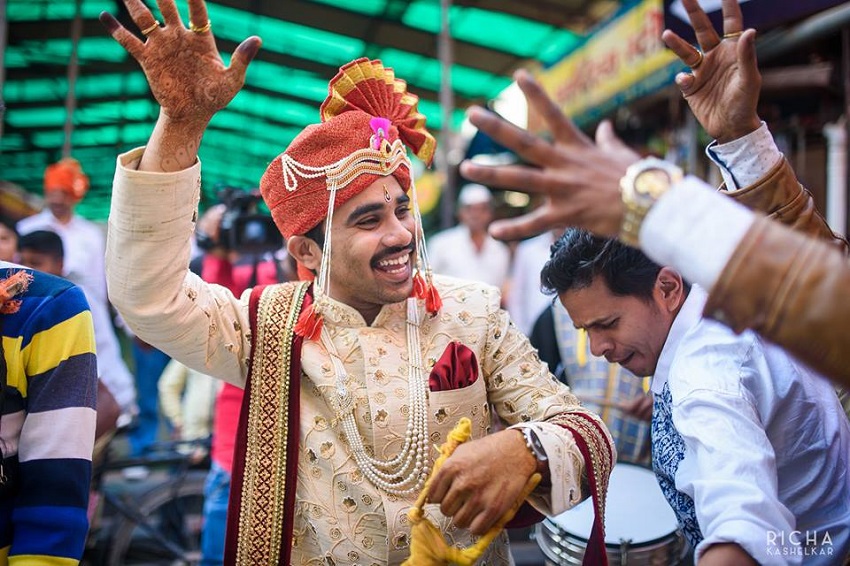 marathi groom dances to the wedding baraat songs