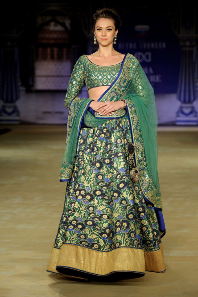 Designer-Reynu-Taandon-In-Association-with-Rajnigandha-Presents-CYAN-Time-to-Find-the-Calm-in-the-Chaos-@-FDCI-India-Couture