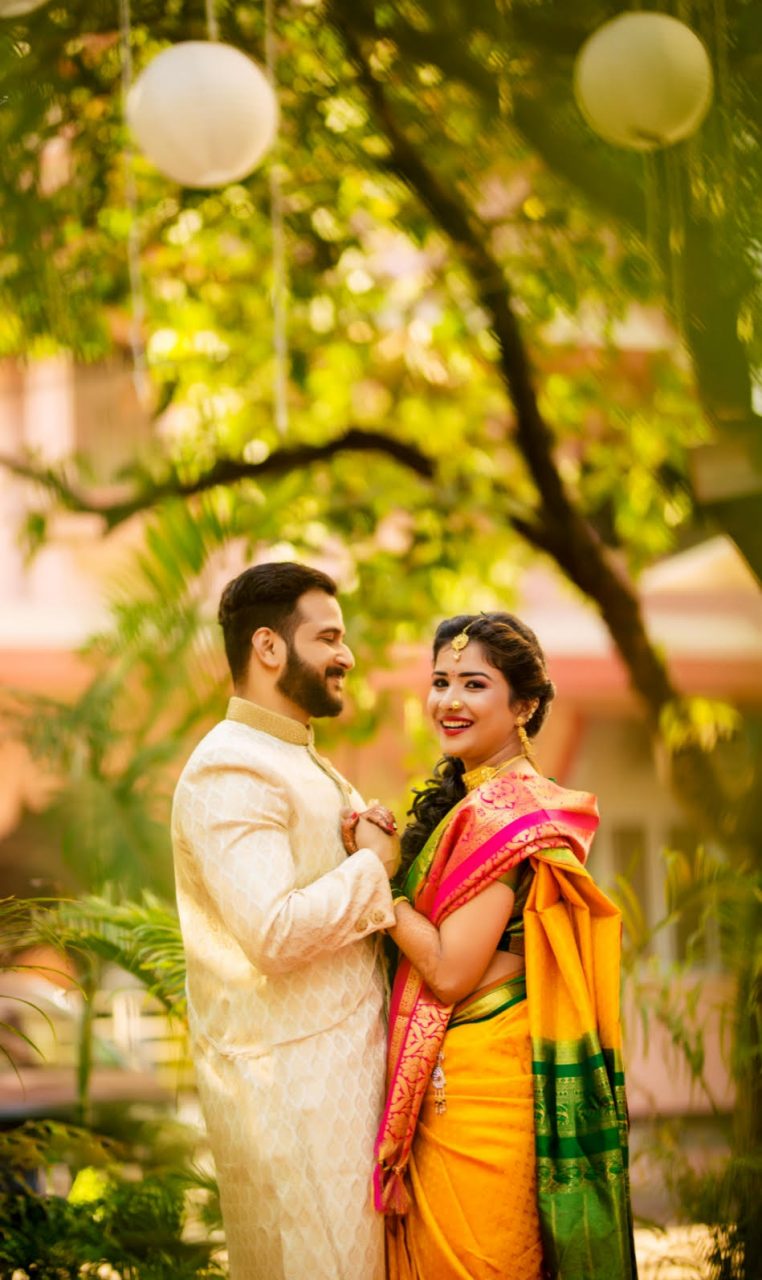 beautiful Maharashtrian real wedding Wedding Leaves Photography beautiful green pink paithani sari